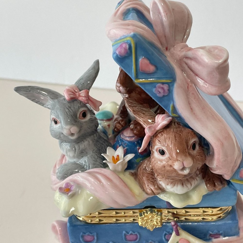CWC Porcelain Box Easter Bunnies & Eggs Hinged Keepsake Hand Painted Home Decor - Picture 11 of 16